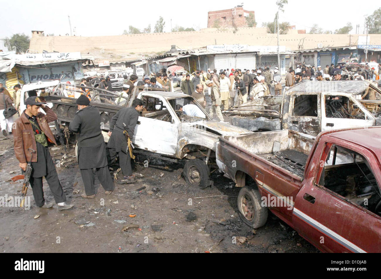 Le persone si radunano presso il sito dopo auto scoppio di una bomba in un mercato situato a Jamrud area in Khyber Agency, lunedì 17 dicembre, 2012. 7 persone tra cui donne e bambini e decine di feriti quando è esplosa vicino a una coda di bus in un mercato di Khyber agenzia. Foto Stock