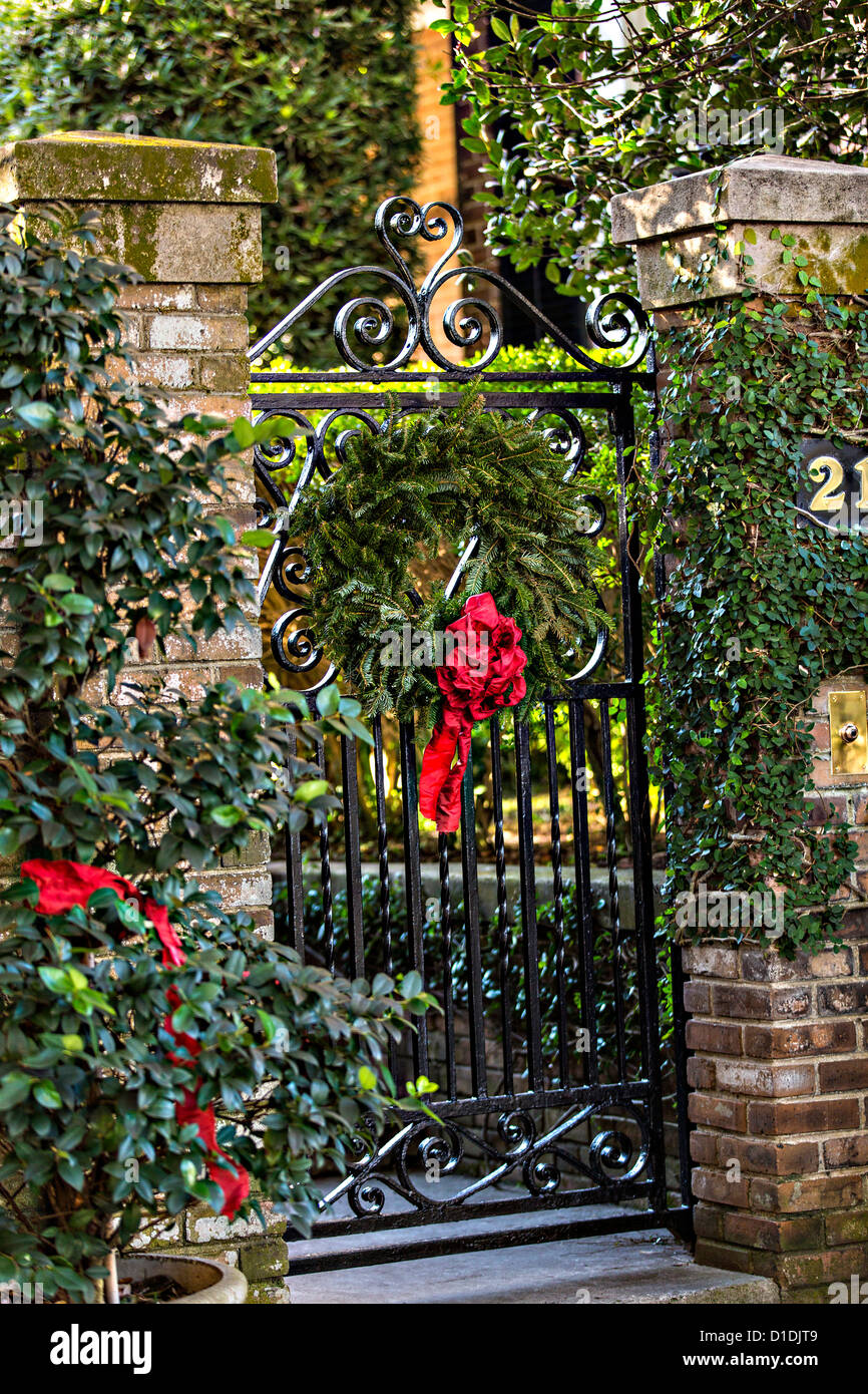 Ghirlanda di Natale su un cancello di ferro di una casa storica a Charleston, Carolina del Sud. Foto Stock