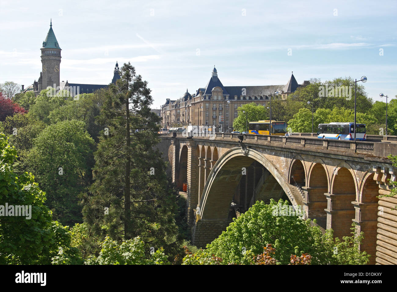 Pont Adolphe bridge e la torre di Banque et caisse d'Épargne de l'État (BCEE), la città di Lussemburgo Foto Stock