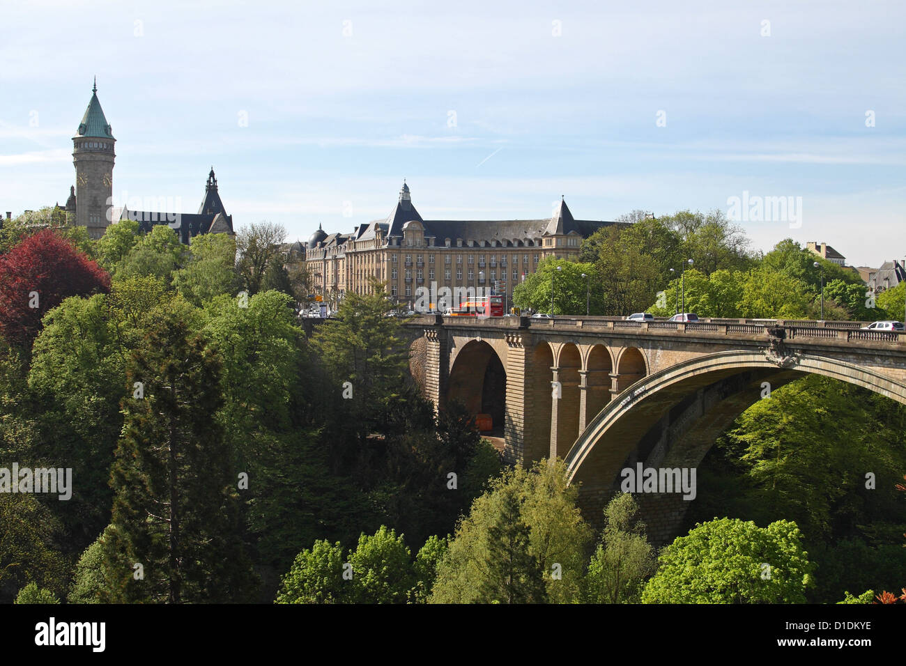 Pont Adolphe bridge e la torre di Banque et caisse d'Épargne de l'État (BCEE), la città di Lussemburgo Foto Stock