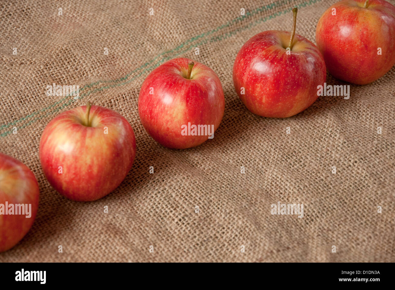 Gustose mele rosse sul tavolo; agricoltura immagine di sfondo - la produzione di alimenti biologici Foto Stock