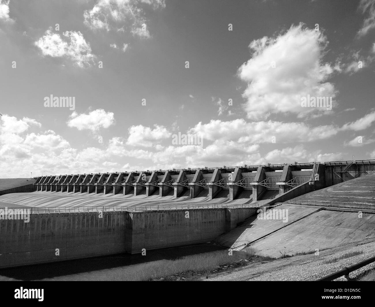Immagine in bianco e nero di una piccola diga, autunno 2012. Foto Stock