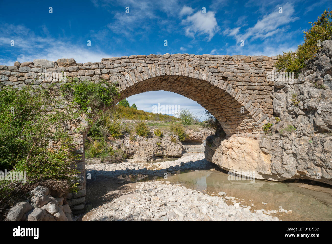 Ad arco del ponte di pietra calcarea nei pressi del villaggio di Sarsa de Surta, Sierra y canones de Guara, provincia di Huesca, Aragona, Spagna settentrionale Foto Stock