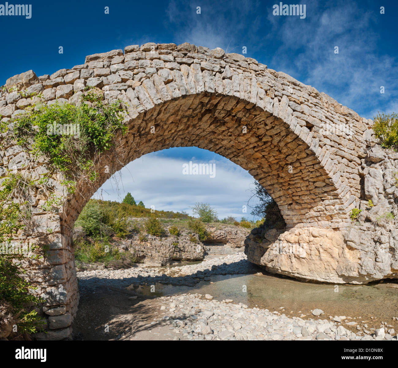 Ad arco del ponte di pietra calcarea nei pressi del villaggio di Sarsa de Surta, Sierra y canones de Guara, provincia di Huesca, Aragona, Spagna settentrionale Foto Stock