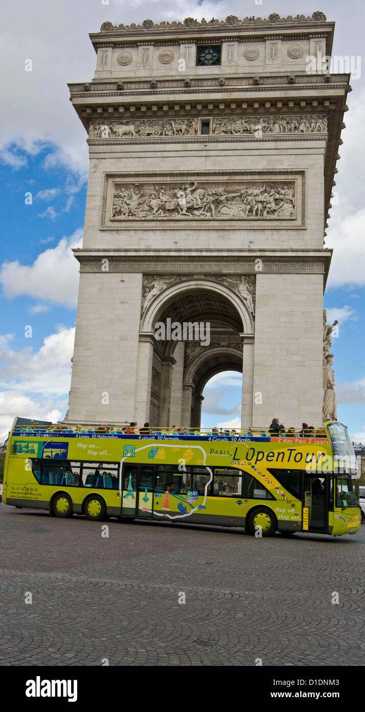 Open top città turistica double decker bus tour passando Arc de Triomphe Place Charles de Gaulle Paris Francia Europa Foto Stock