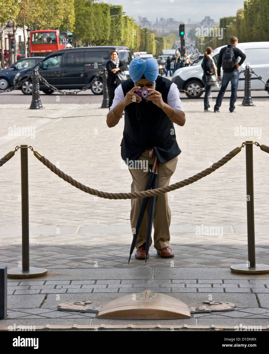 La religione sikh tourist fotografare la tomba del Soldato Sconosciuto Arc de Triomphe in background CHAMPS ELYSEES Parigi Francia Europa Foto Stock