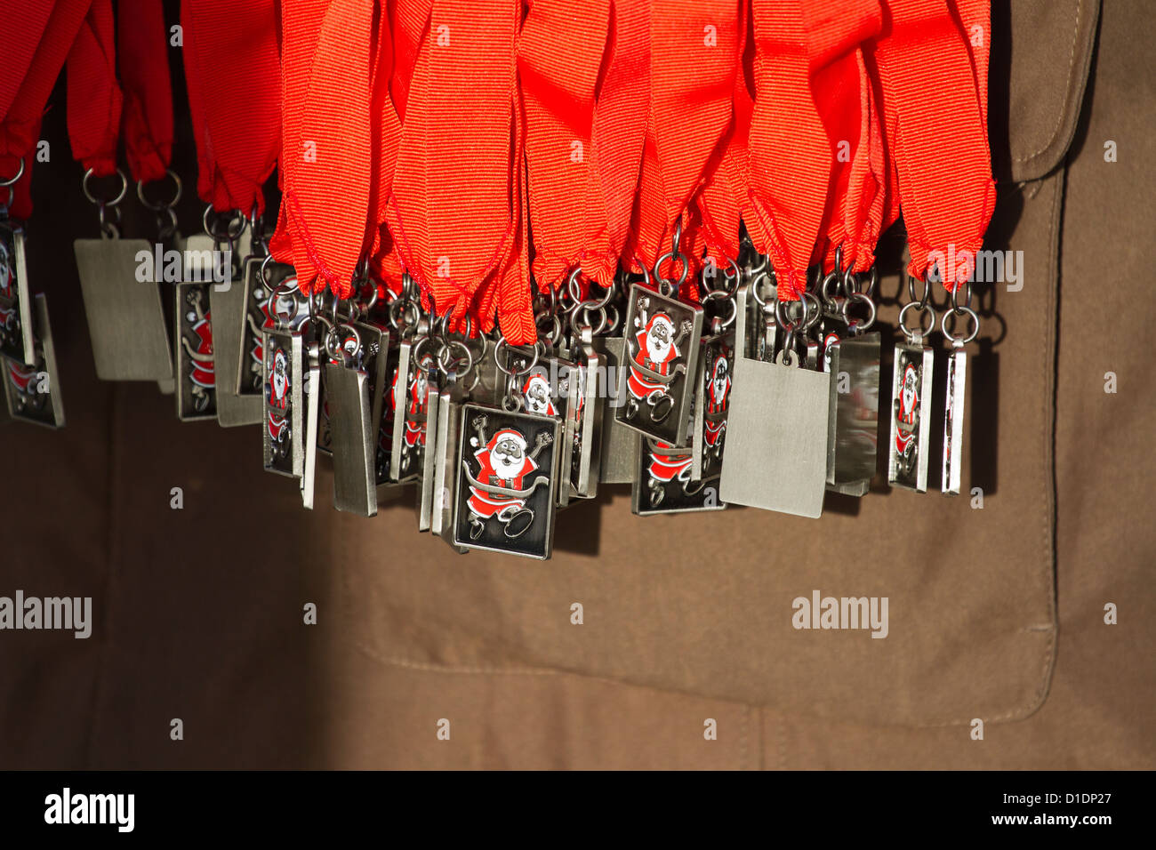 Le medaglie per i concorrenti dal Southport Santa run 2012 Foto Stock