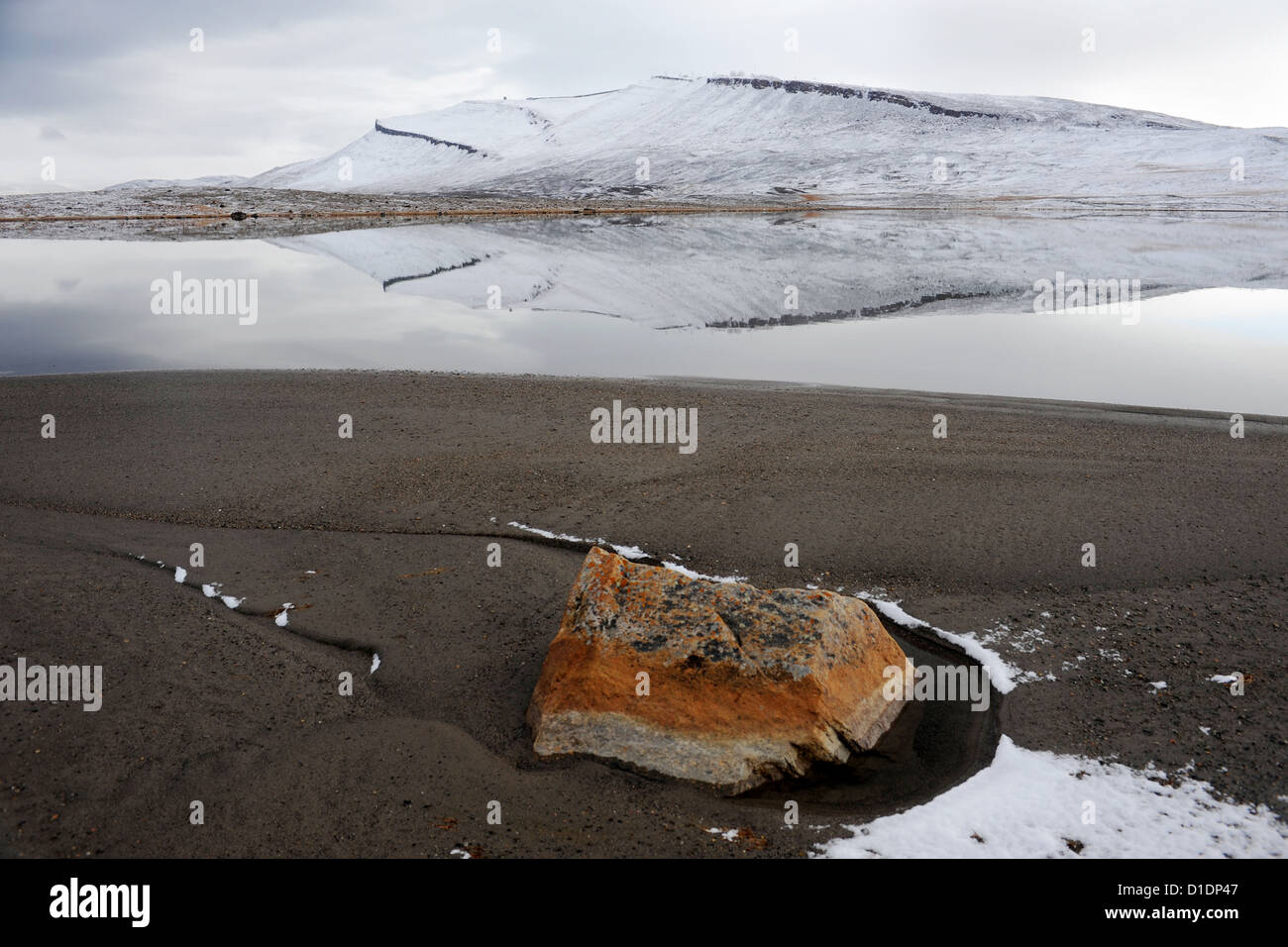 La riflessione di un Monte Nevoso Dundas in acqua Settembre 14, 2012 in Dundas, la Groenlandia. Foto Stock