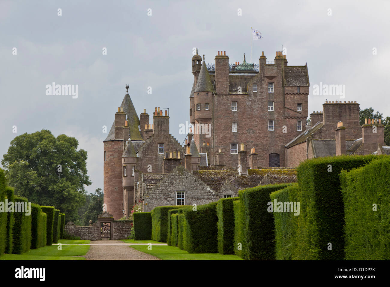 Glamis Castle dal percorso del giardino. Foto Stock