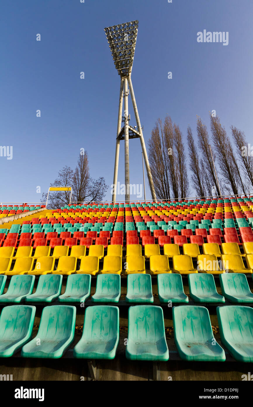 Plastica colorati posti a sedere il Friedrich-Ludwig-Jahn Stadium di Berlino, Germania Foto Stock