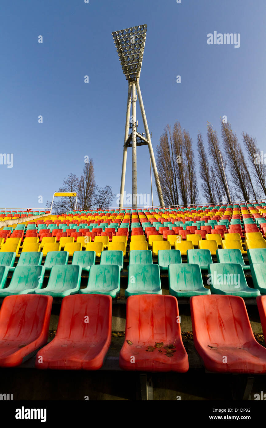 Plastica colorati posti a sedere il Friedrich-Ludwig-Jahn Stadium di Berlino, Germania Foto Stock