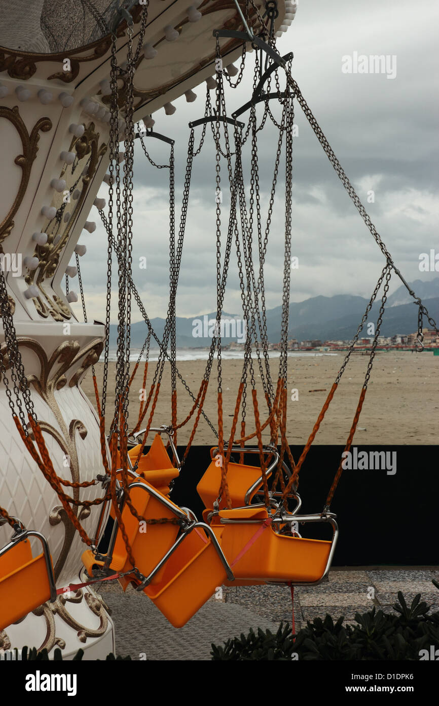 Merry-go-round sulla spiaggia dopo l inverno tempesta di mare Foto Stock