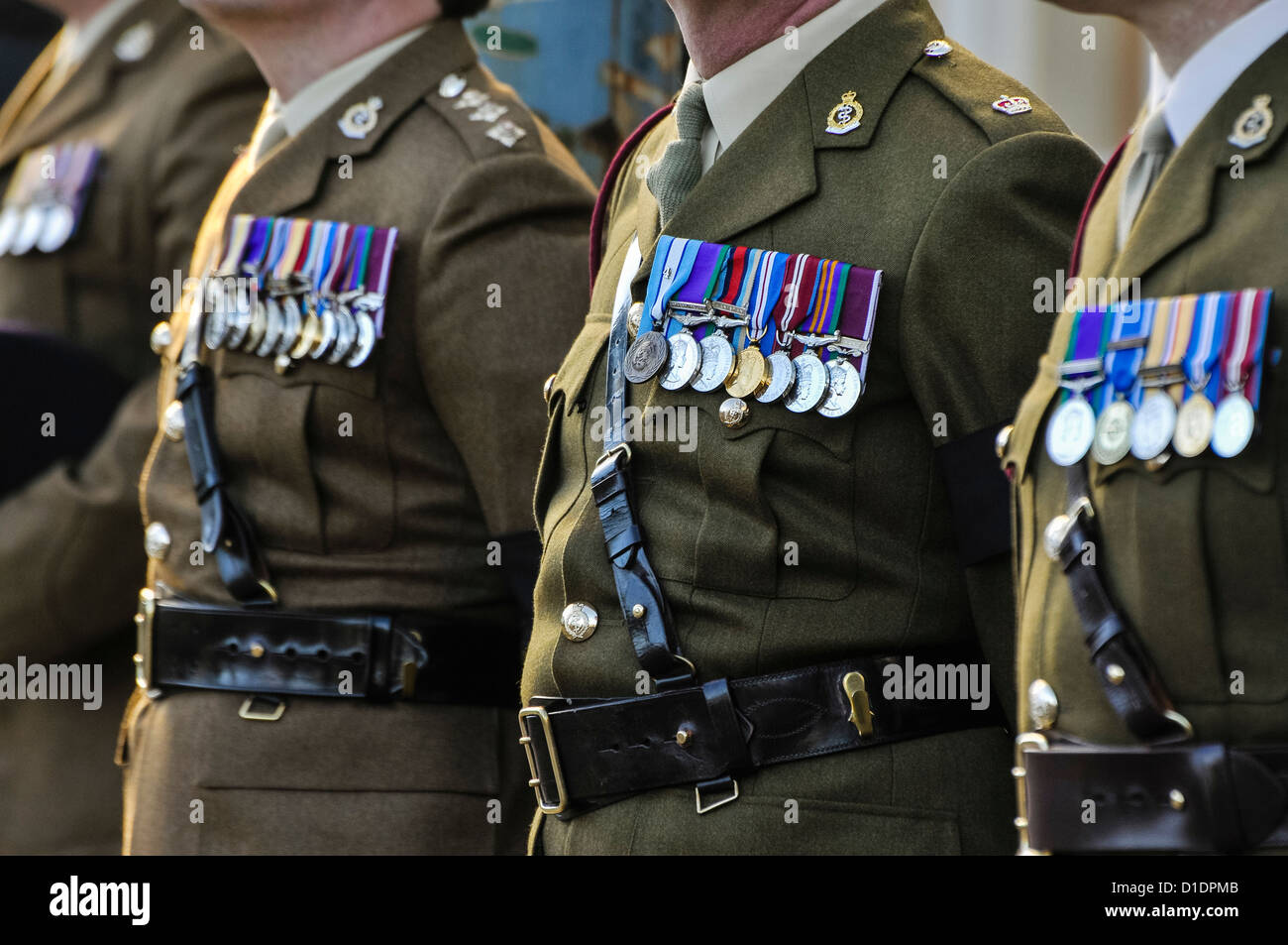 Gli alti ufficiali del Royal Irish Regiment su sfilano indossando medaglie. Foto Stock