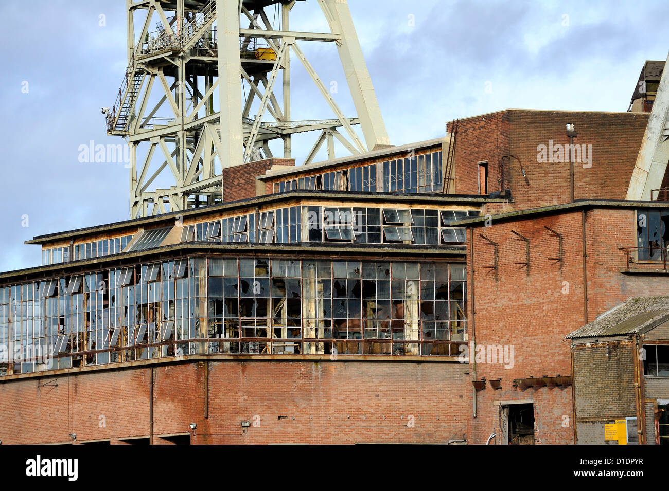 L'avvolgimento in acciaio torri, ruote e mattoni casa di avvolgimento è tutto ciò che rimane del Clipstone colliery nel Nottinghamshire. Foto Stock