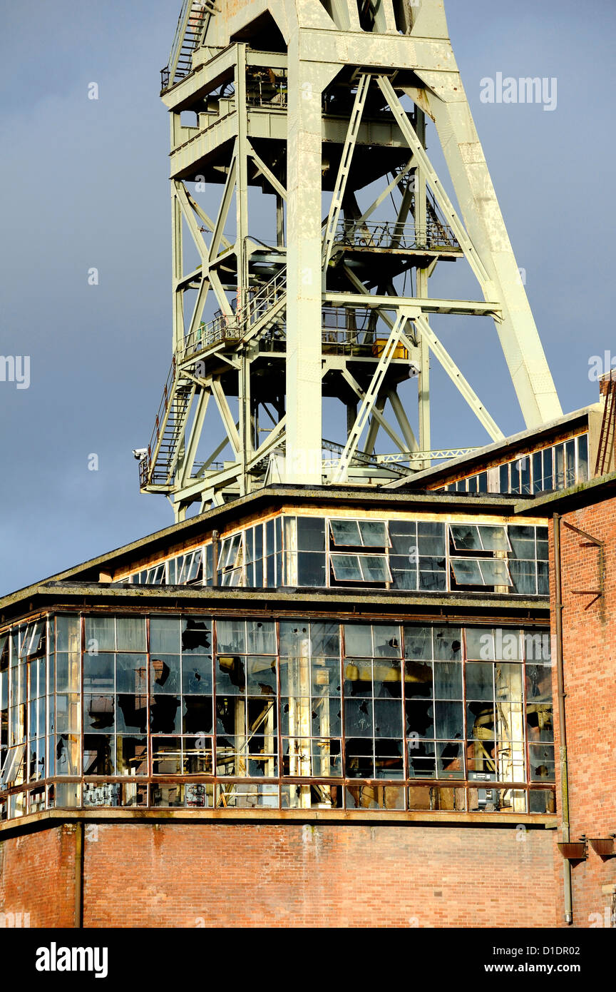 L'avvolgimento in acciaio torri, ruote e mattoni casa di avvolgimento è tutto ciò che rimane del Clipstone colliery nel Nottinghamshire. Foto Stock