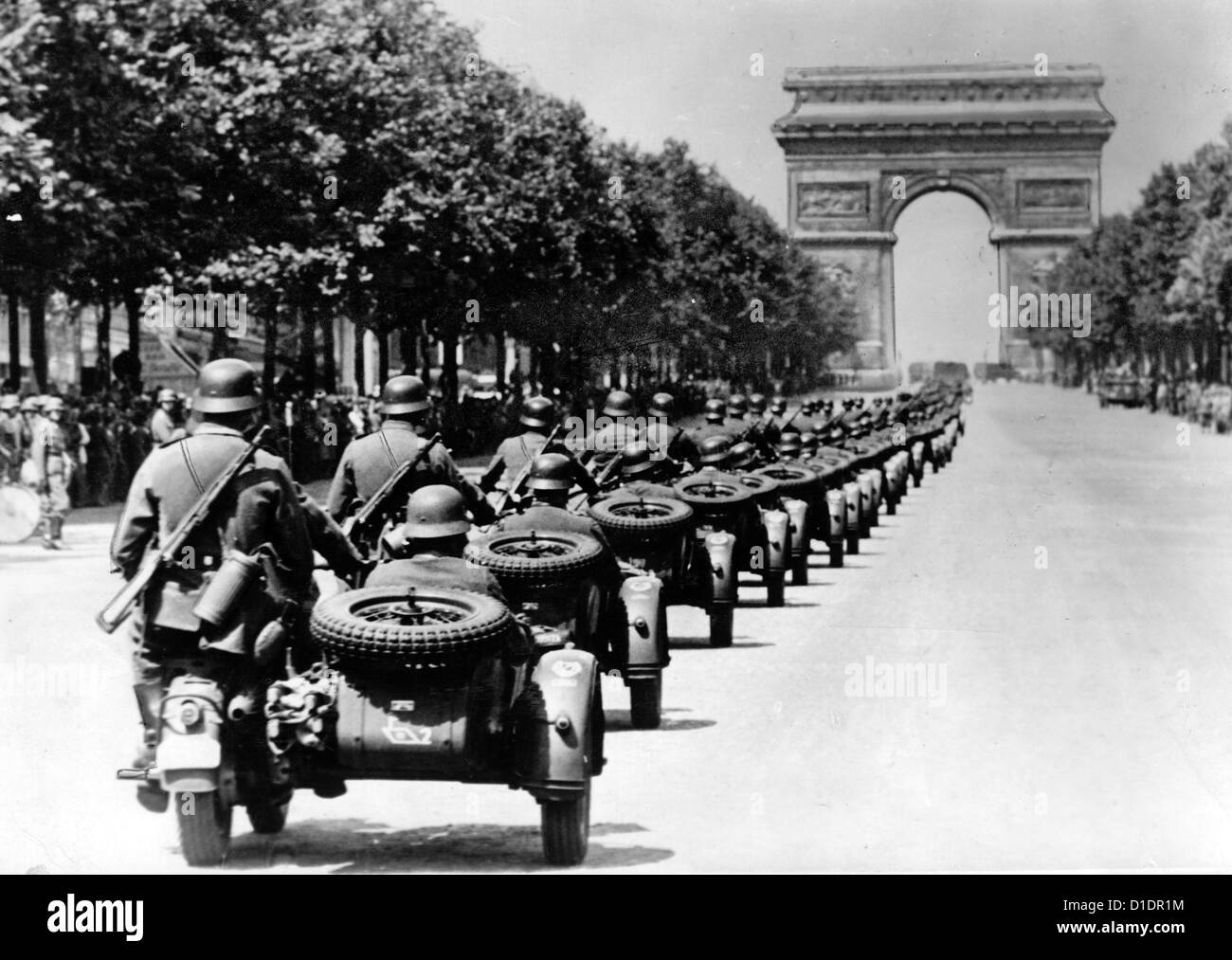 Soldati tedeschi su moto sono raffigurati durante una parata di vittoria in occasione dell'invasione tedesca della Francia all'Arco di Trionfo a Parigi, in Francia, 14 giugno 1940. Fotoarchiv für Zeitgeschichte Foto Stock
