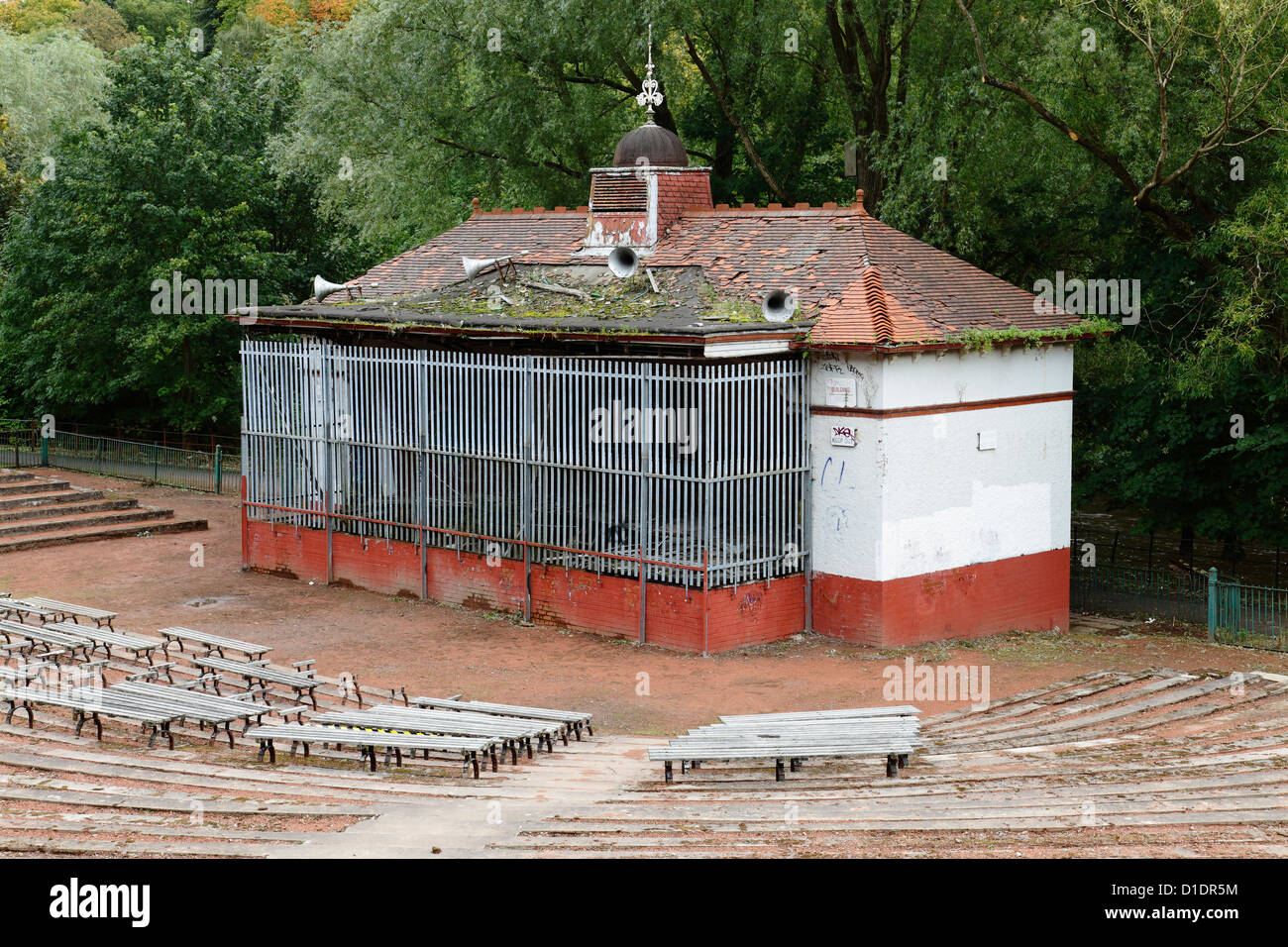 Il bandstand abbandonati in Kelvingrove Park prima del rinnovamento nel West End di Glasgow, Scotland, Regno Unito Foto Stock