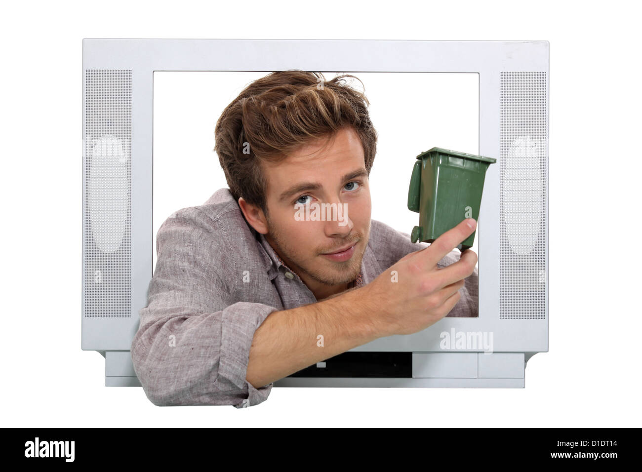 Uomo con il contenitore di riciclaggio all'interno della televisione Foto Stock