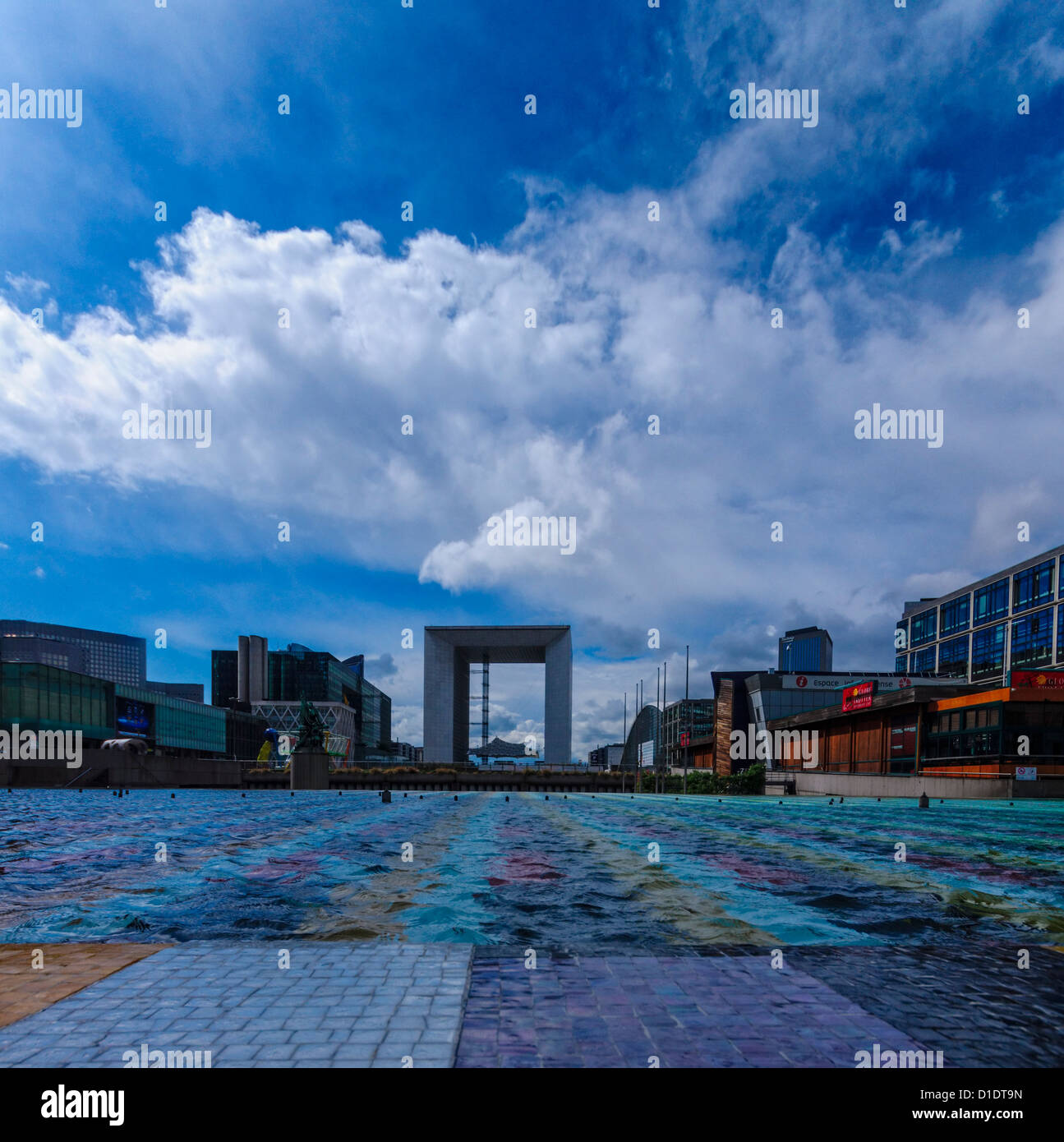 La Defense, Parigi, Francia. Una pietra colorata piscina con il Grande Arco in background. Foto Stock
