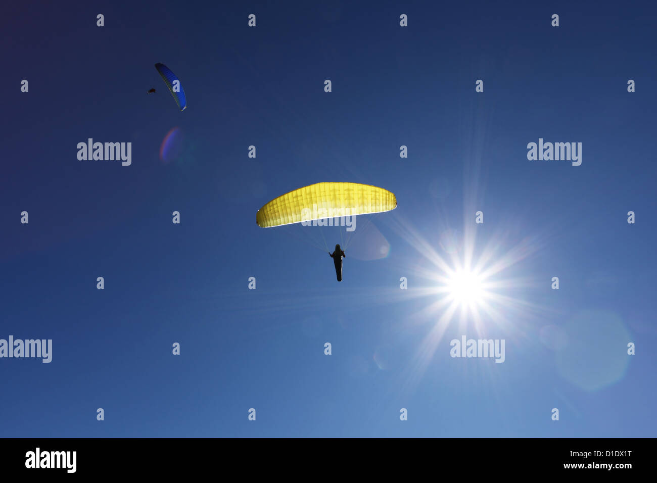 Due parapendii battenti sotto il sole a Vale de Amoreira, Manteigas, Serra da Estrela, Portogallo. Foto Stock