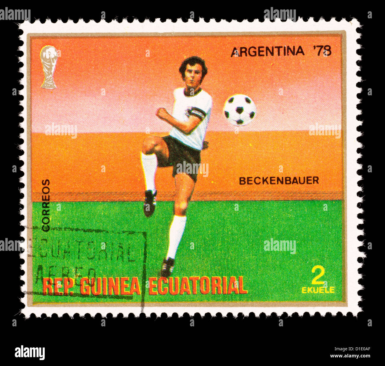Francobollo dalla Guinea equatoriale raffigurante un giocatore di calcio, rilasciati per il 1978 Coppa del mondo. Foto Stock
