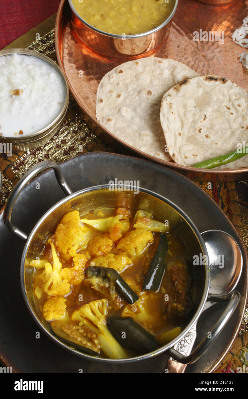 Gujarati Brinjal cavolfiore Curry Foto Stock