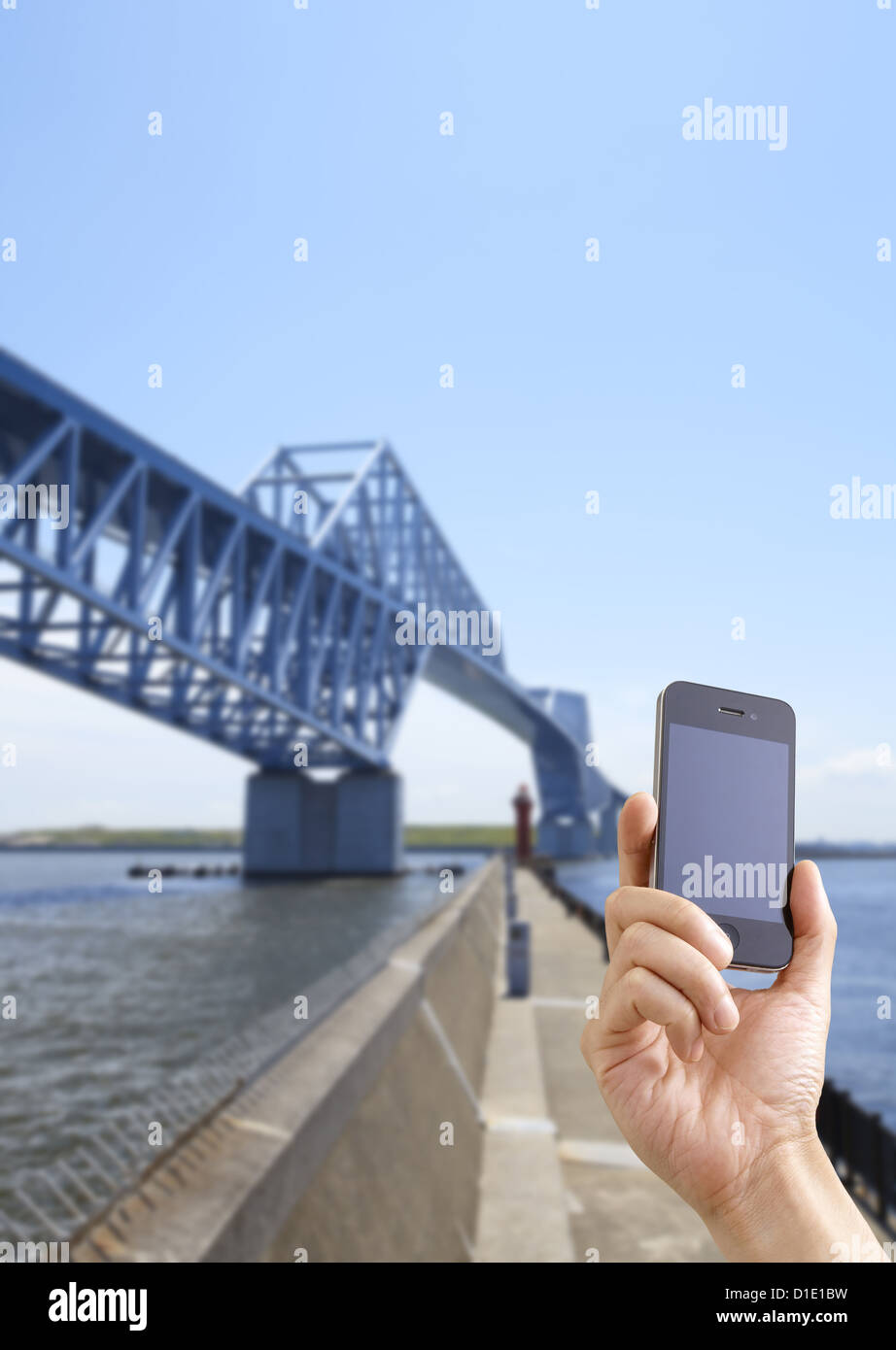 Tokyo Gate Bridge e uno smartphone Foto Stock