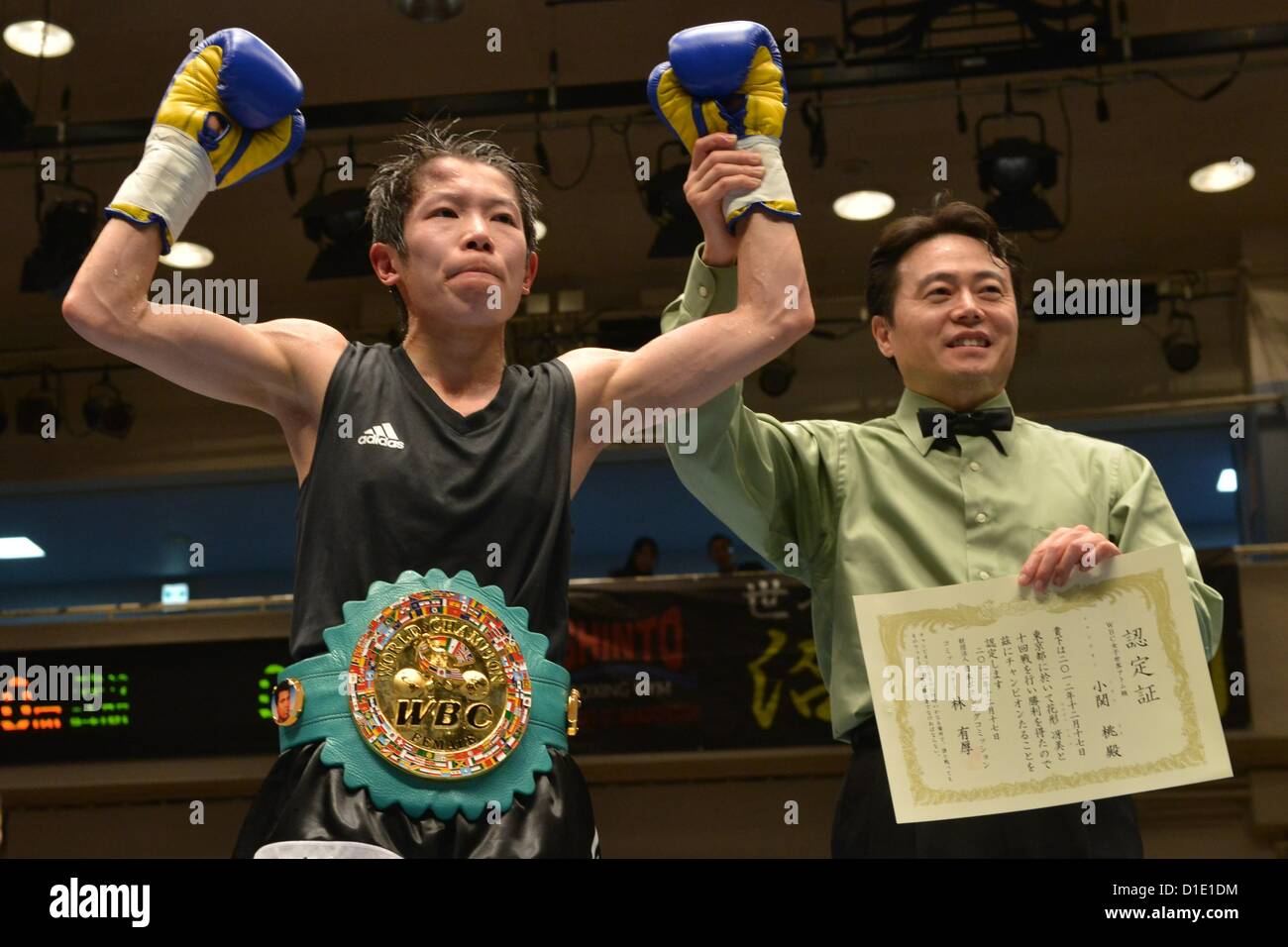 Momo Koseki (JPN), dicembre 17, 2012 - Pugilato : Momo Koseki del Giappone festeggia con la sua cintura di campione dopo aver vinto il WBC femminile titolo atomweight bout al Korakuen Hall di Tokyo, Giappone. (Foto di Hiroaki Yamaguchi/AFLO) Foto Stock