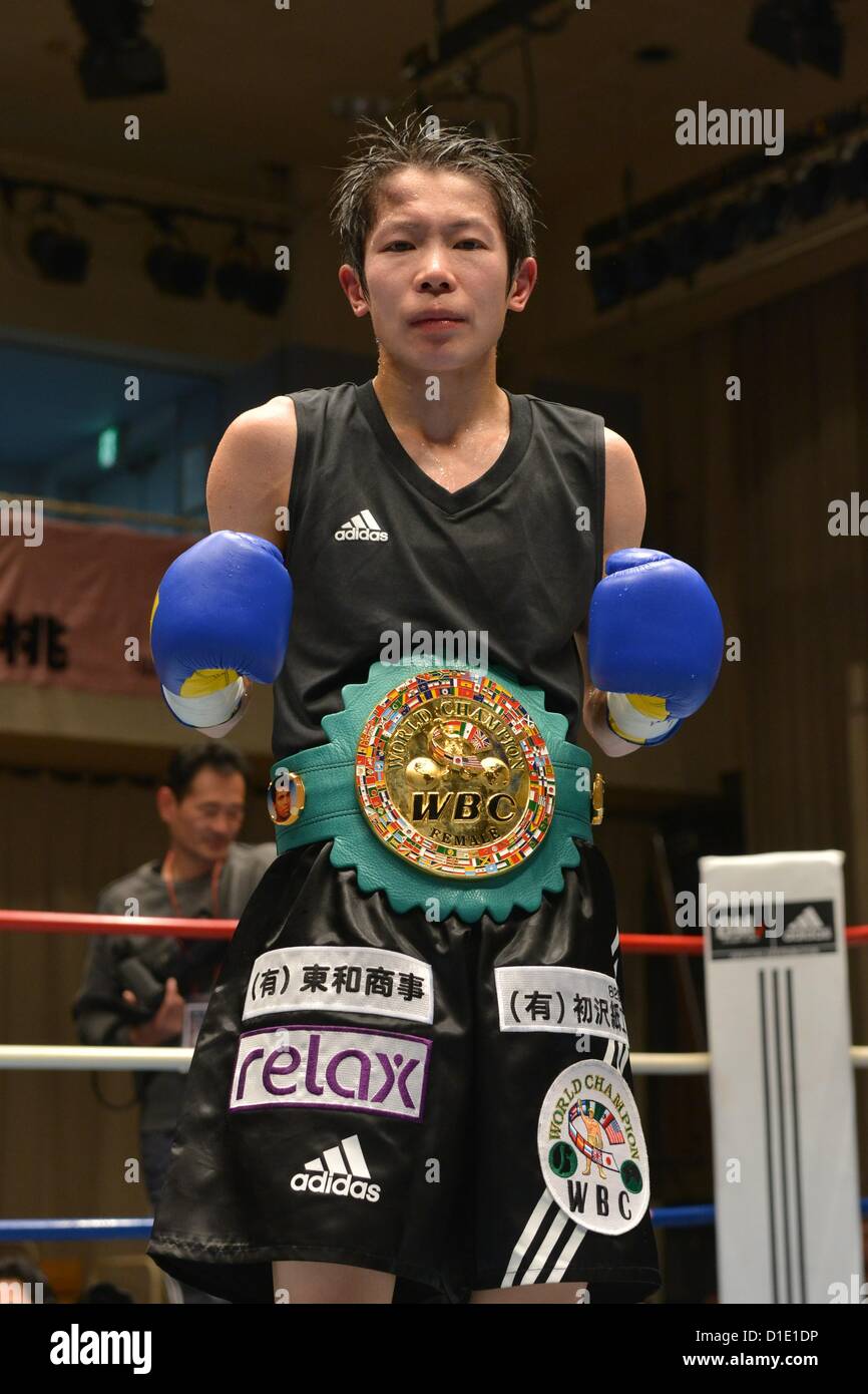 Momo Koseki (JPN), dicembre 17, 2012 - Pugilato : Momo Koseki del Giappone pone con la sua cintura di campione dopo aver vinto il WBC femminile titolo atomweight bout al Korakuen Hall di Tokyo, Giappone. (Foto di Hiroaki Yamaguchi/AFLO) Foto Stock