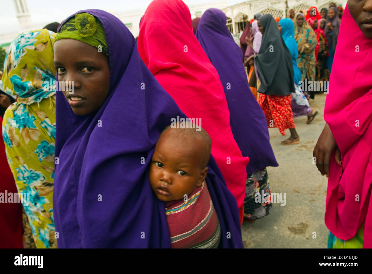 Giovane donna e il suo bambino unendo la dimostrazione sulla nuova costituzione e i diritti democratici per le donne a Mogadiscio in Somalia Foto Stock