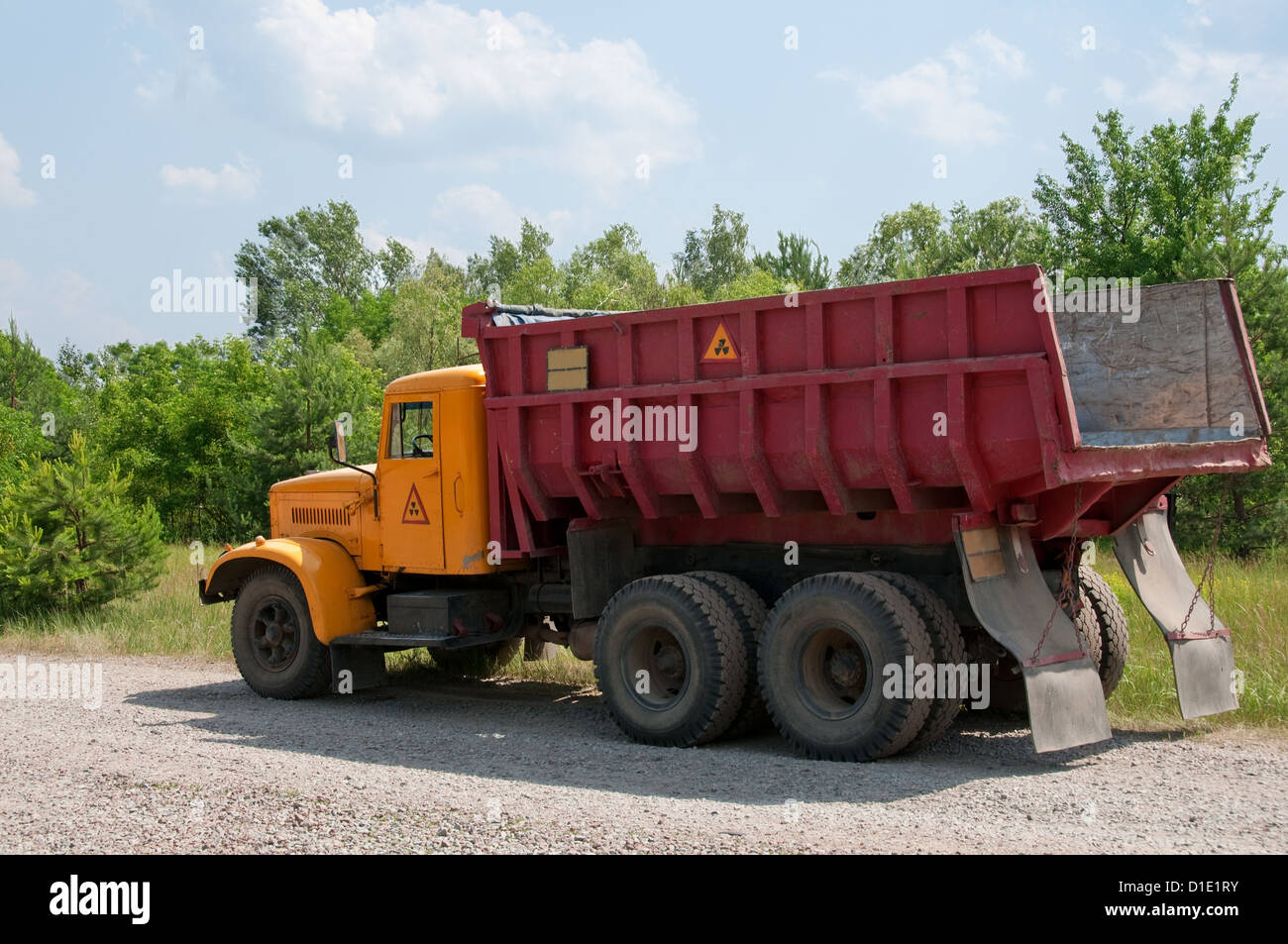 Dumper con segno radioattivi. Questa vettura è eliminare la contaminazione radioattiva di Chernobyl area, Ucraina. Foto Stock