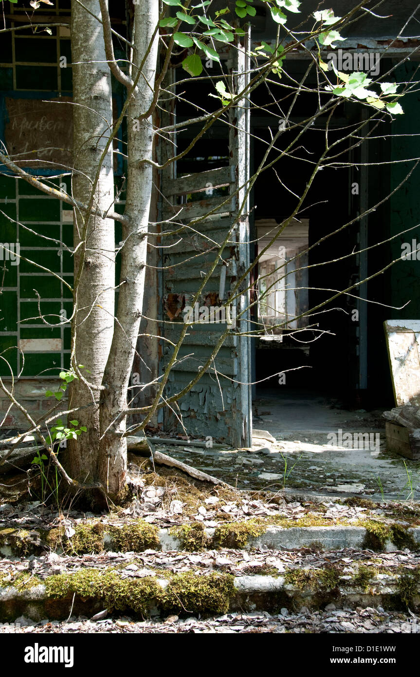 Disastro di Chernobyl risultati. Si tratta di un entrata nella scuola abbandonata nella piccola città di pripjat Foto Stock