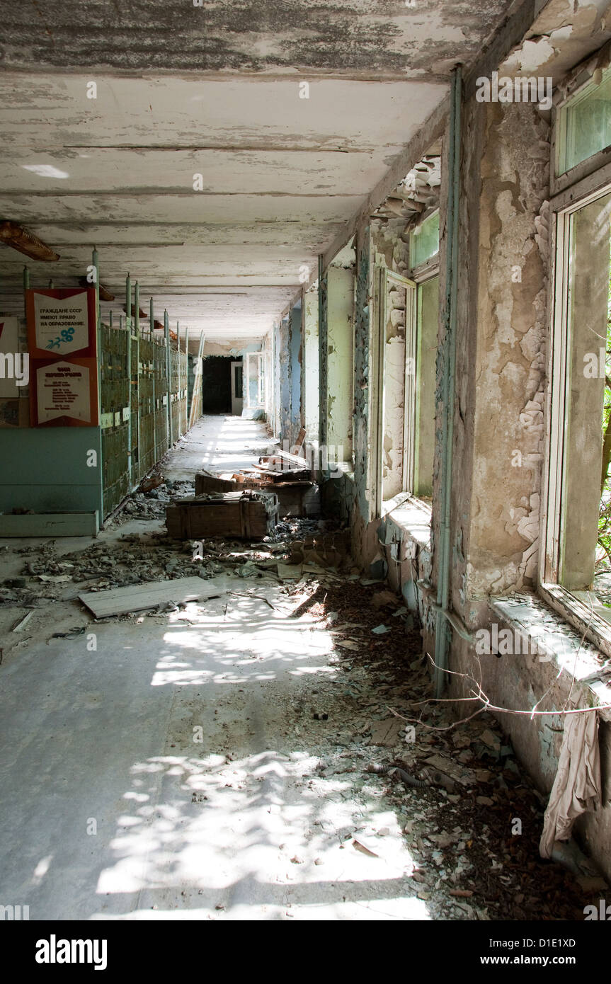Disastro di Chernobyl risultati. Questo è il corridoio nella scuola abbandonata nella piccola città di pripjat Foto Stock