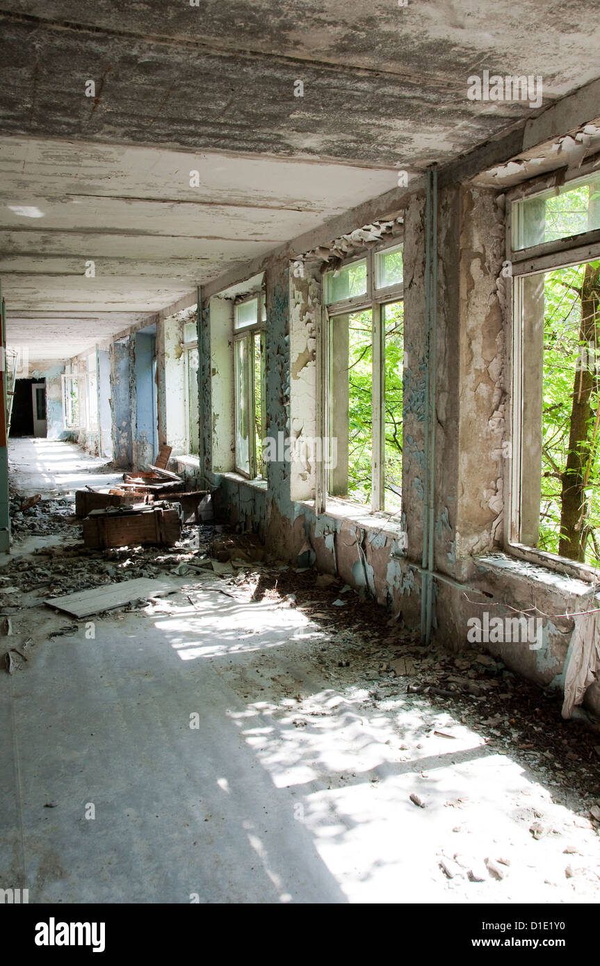 Disastro di Chernobyl risultati. Questo è il corridoio con respiratori sparsi nella scuola abbandonata nella piccola città di pripjat Foto Stock