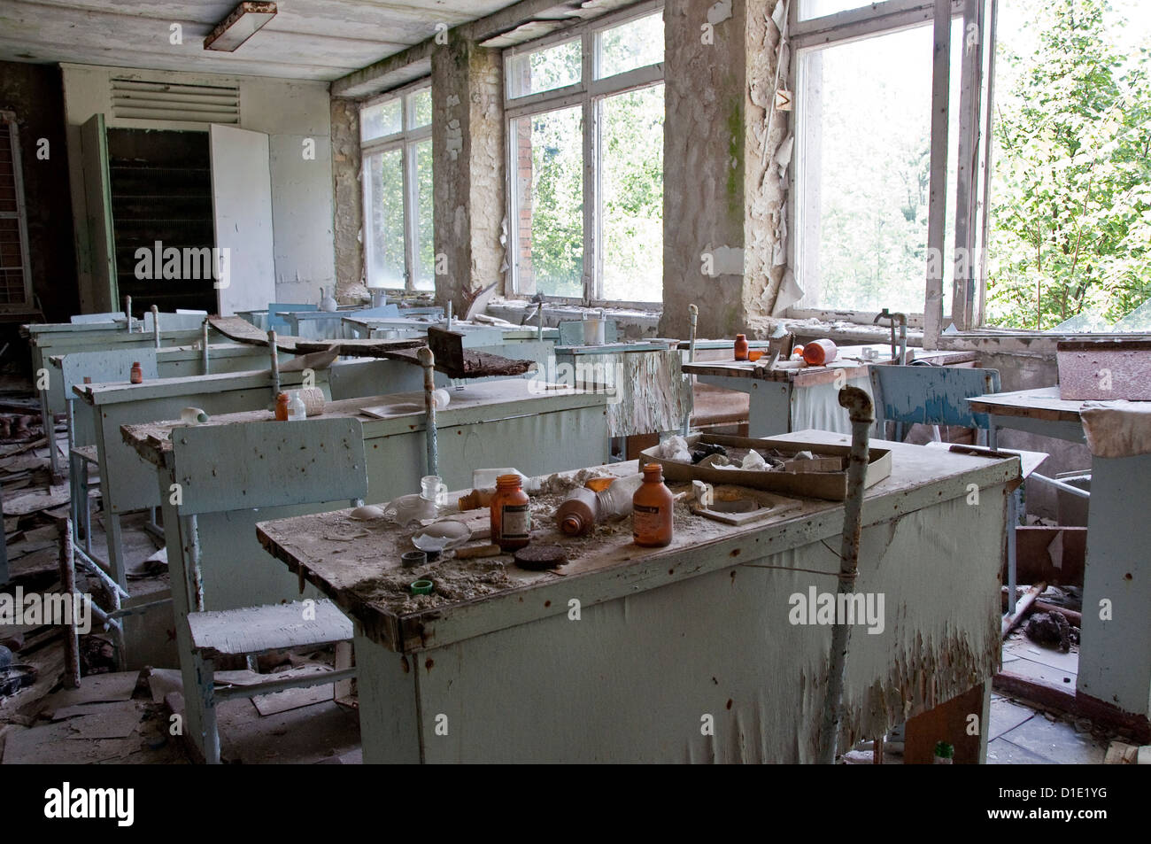 Disastro di Chernobyl risultati. Questa è la chimica aula nella scuola abbandonata nella piccola città di pripjat Foto Stock