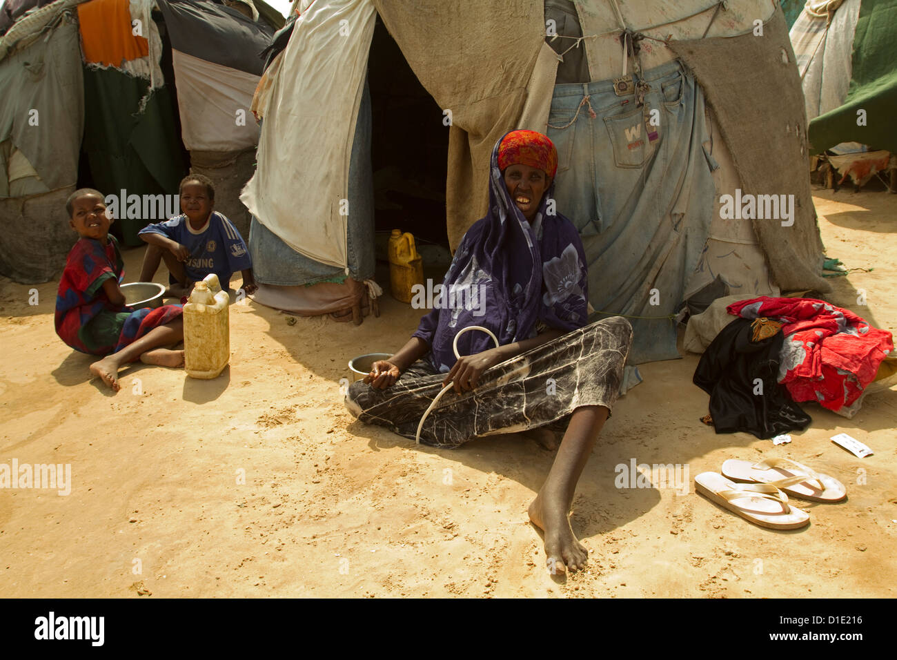 Malata e dei suoi figli davanti a un rifugiato tenda a Mogadiscio in Somalia. Foto Stock