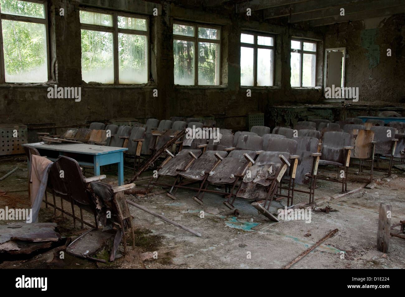 Disastro di Chernobyl risultati. Questa è la sala conferenze nella scuola abbandonata nella piccola città di pripjat Foto Stock
