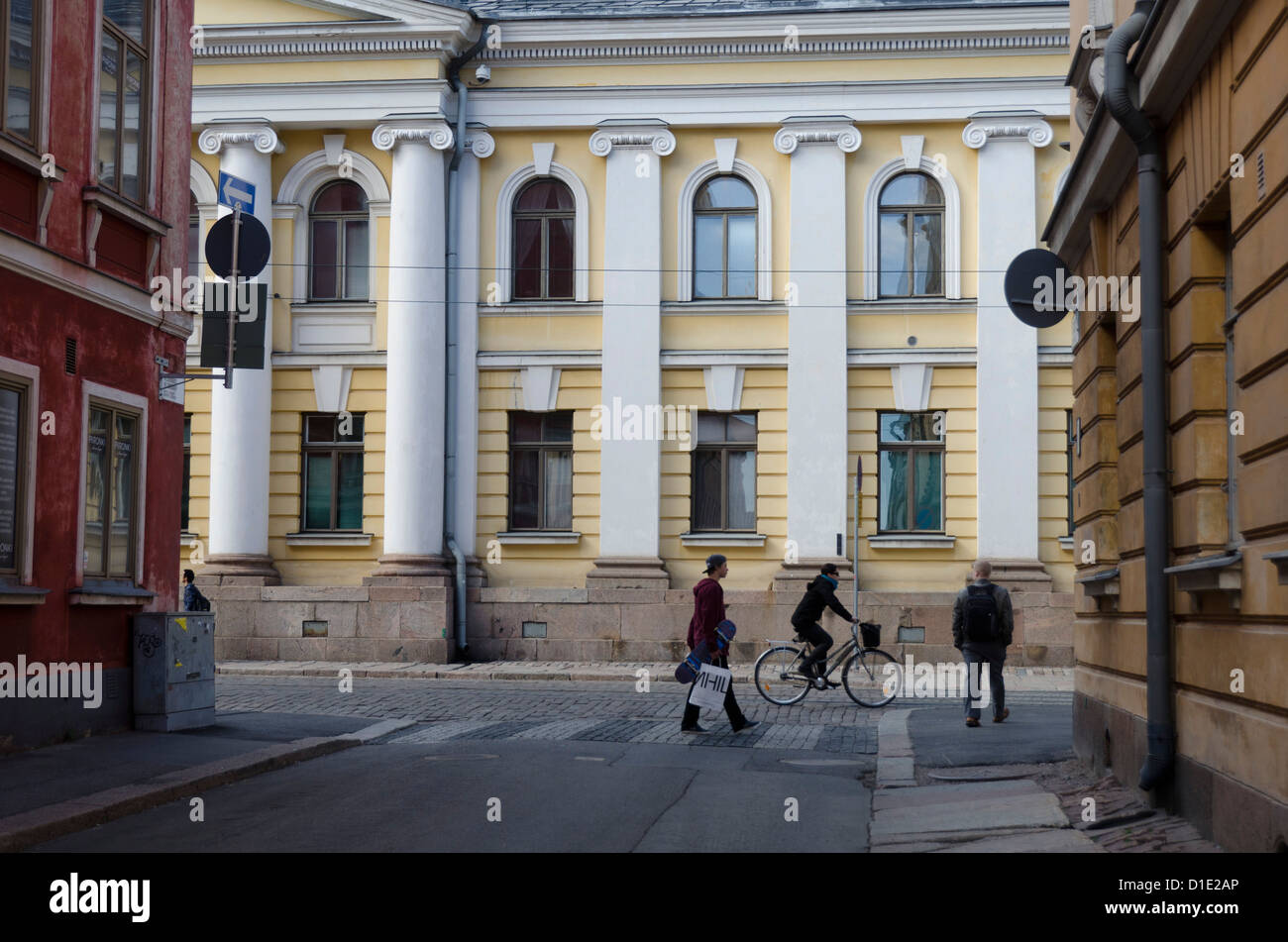 Persone in strada con edifici storici, Helsinki, Finlandia e Scandinavia, Europa Foto Stock