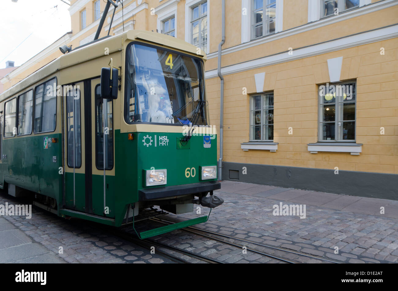 In Tram in strada di ciottoli, centro di Helsinki, Finlandia e Scandinavia, Europa Foto Stock