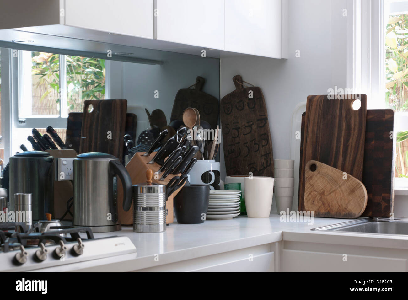 Schede di taglio e coltelli sul bancone in cucina; Sydney; Australia Foto Stock