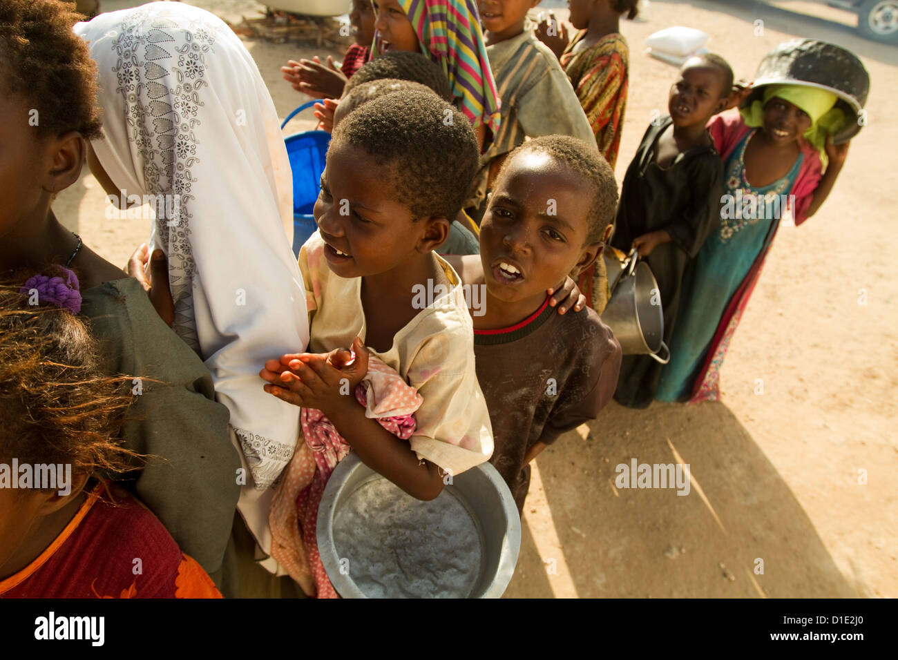 I bambini rifugiati in attesa per gli aiuti alimentari a Mogadiscio in Somalia Foto Stock