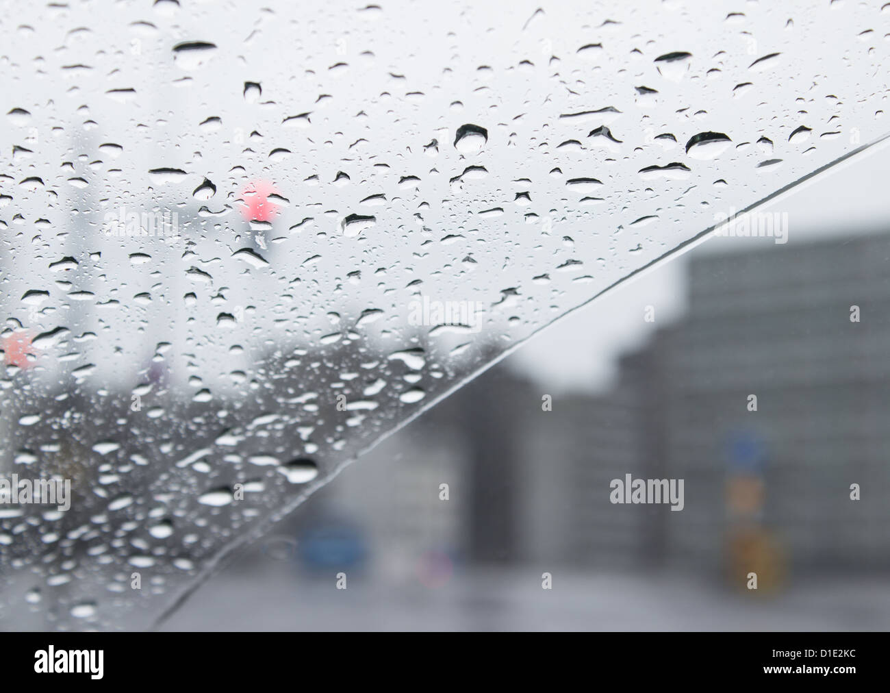 Rainy Street view attraverso una finestra Foto Stock