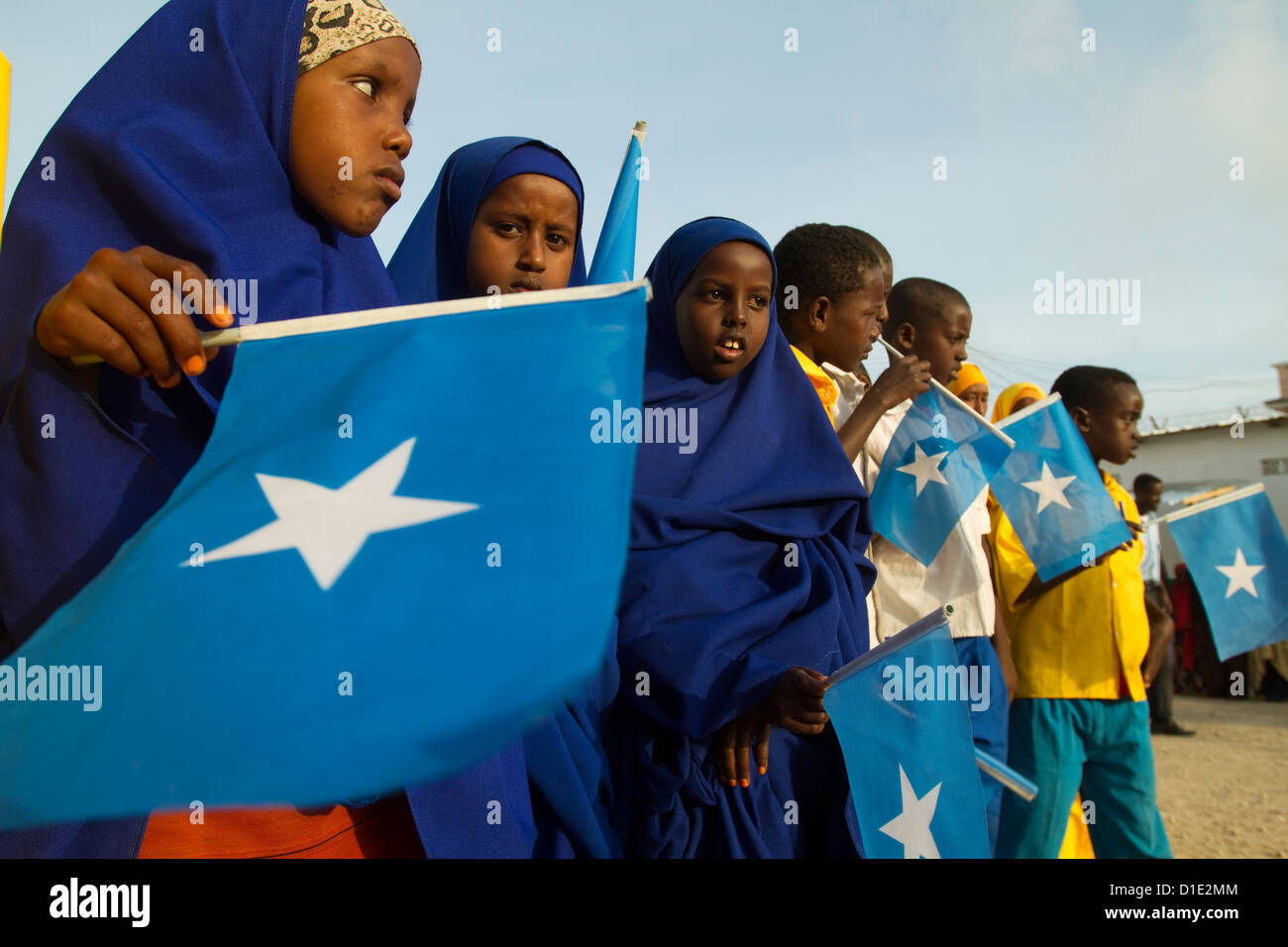 Somali per bambini con bandiera somala a Mogadiscio in Somalia Foto Stock