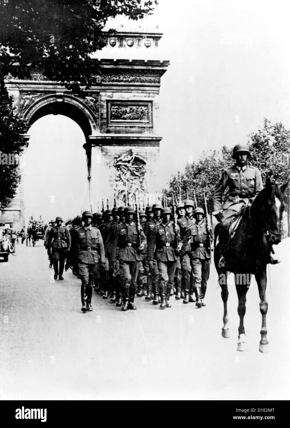 Le truppe tedesche marciano lungo gli Champs Elysees di fronte all'Arco di Trionfo a Parigi, Francia, 1940 luglio. Fotoarchiv für Zeitgeschichte Foto Stock