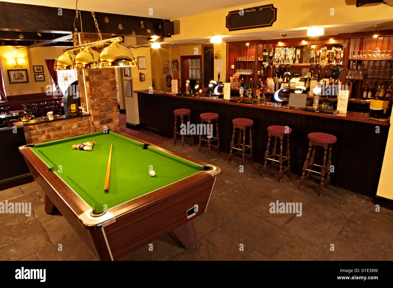The Swan Inn tavolo da biliardo bar pub Foto stock - Alamy