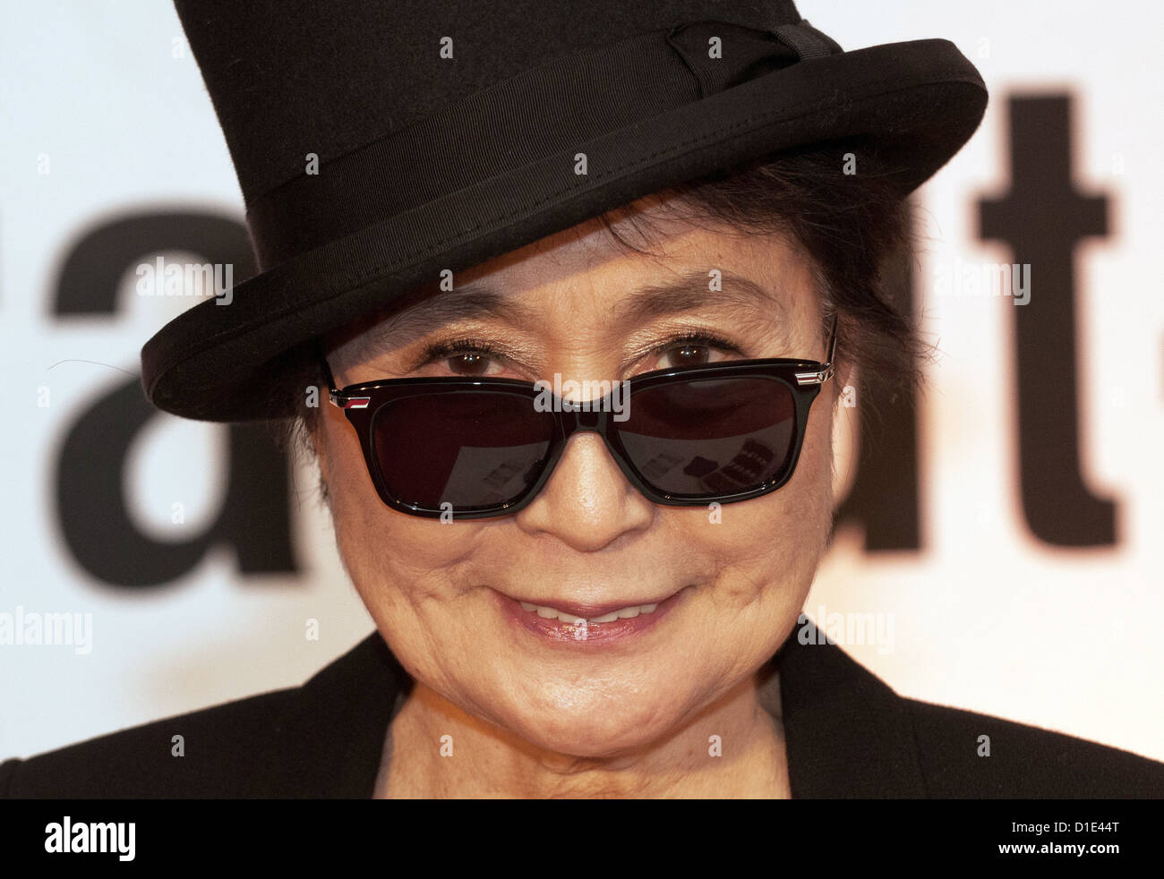 Attivista per i diritti umani e l'artista Yoko Ono riceve il dott. Rainer Hildebrandt Medal 2012 a Berlino, Germania, 14 dicembre 2012. Il premio dei diritti umani è stata premiata dal 2004. Foto: LAURIN SCHMID Foto Stock