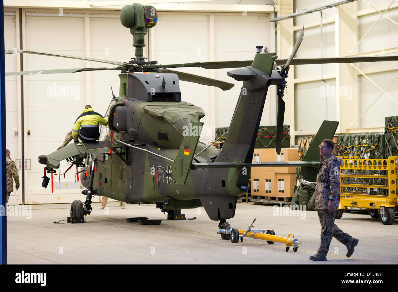 I soldati dell'esercito tedesco preparare un Eurocopter Tiger elicottero d'assalto per la distribuzione presso l'aerodromo di Mazar-i-Sharif, Afghanistan, 14 dicembre 2012. L'attacco di elicotteri sono progettate per essere utilizzate per la sicurezza e la sorveglianza di attività durante gli ultimi due anni della NATO contro la missione in Afghanistan. Foto: Maurizio Gambarini Foto Stock