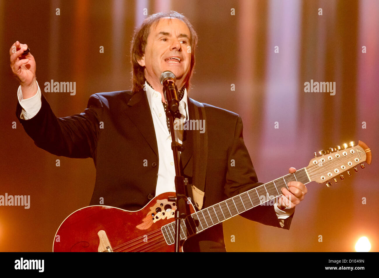 Il cantante irlandese Chris de Burgh esegue al diciottesimo Jose Carreras Gala presso la Nuova Fiera di Lipsia, in Germania, 13 dicembre 2012. Lo spettacolo è stato trasmesso in diretta dal canale della Televisione tedesca ARD. Foto: ANDREAS LANDER Foto Stock