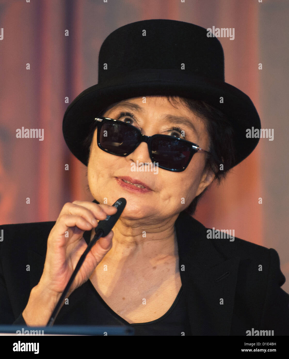Attivista per i diritti umani e l'artista Yoko Ono riceve il dott. Rainer Hildebrandt Medal 2012 a Berlino, Germania, 14 dicembre 2012. Il premio dei diritti umani è stata premiata dal 2004. Foto: LAURIN SCHMID Foto Stock