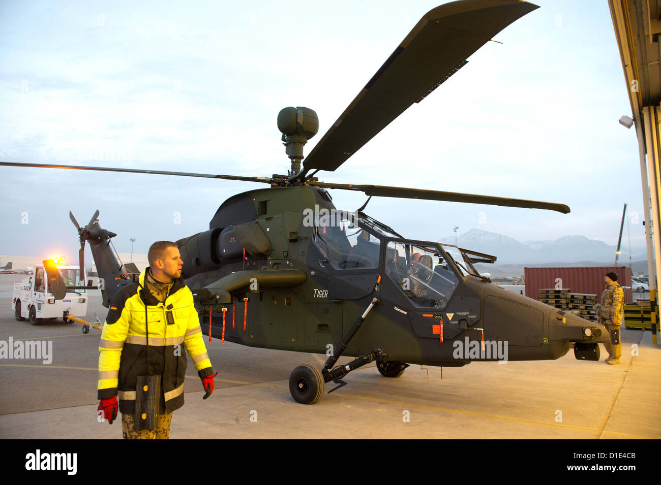 I soldati dell'esercito tedesco preparare un Eurocopter Tiger elicottero d'assalto per la distribuzione presso l'aerodromo di Mazar-i-Sharif, Afghanistan, 14 dicembre 2012. L'attacco di elicotteri sono progettate per essere utilizzate per la sicurezza e la sorveglianza di attività durante gli ultimi due anni della NATO contro la missione in Afghanistan. Foto: Maurizio Gambarini Foto Stock